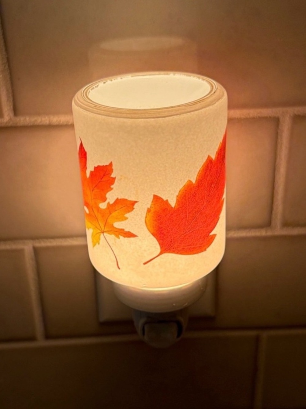 Scentsy White Plug-In Wax Melter with Autumn Theme - Picture 2 of 4